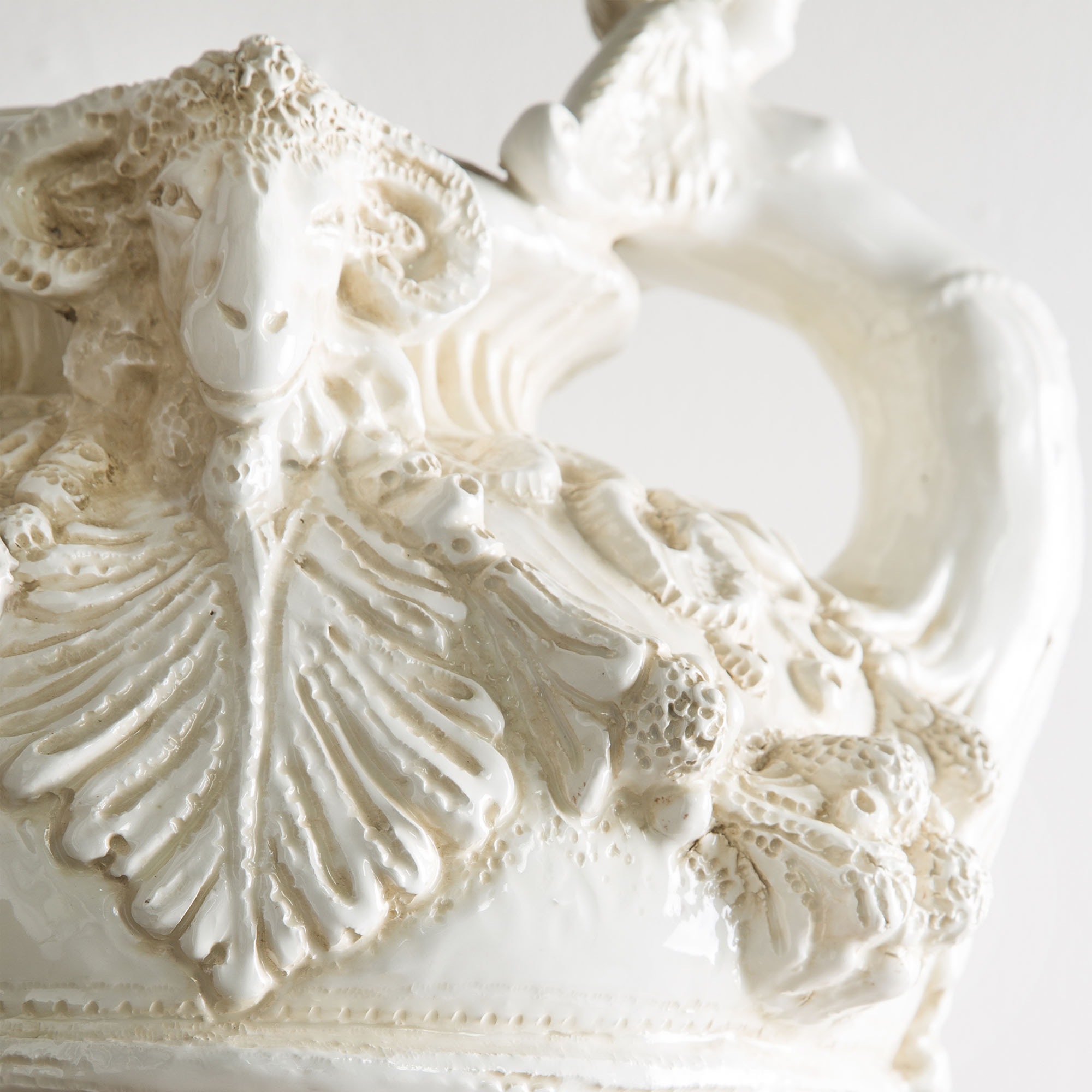 Vaso in ceramica  inciso a mano con base in marmo nero  e particolare in ottone
